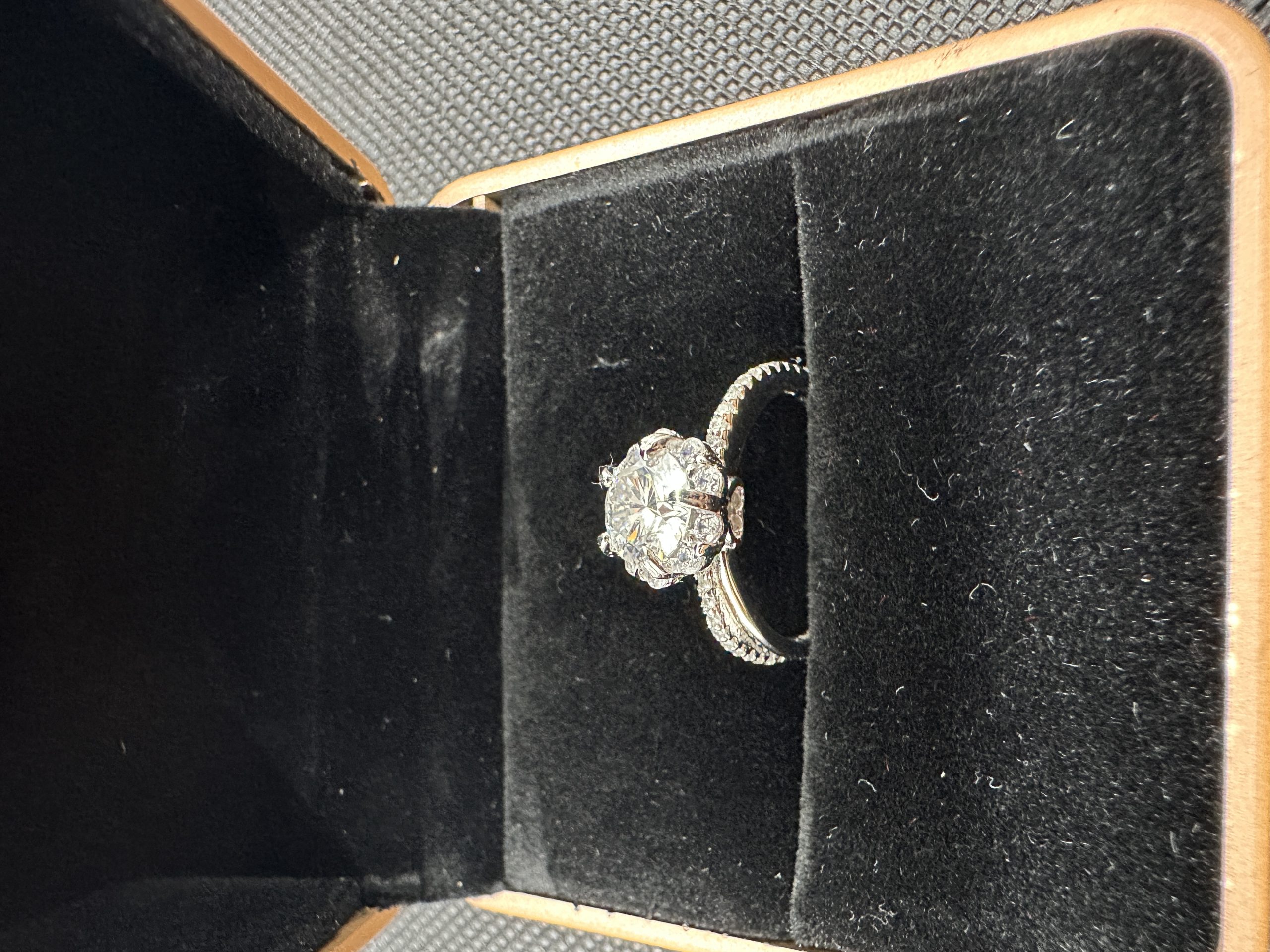 天然ダイヤモンド1.01ct Au750（ひいらぎのかんむり）