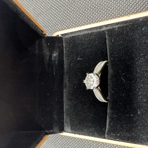 天然ダイヤモンド1.01ct Au750（せいぼせい）