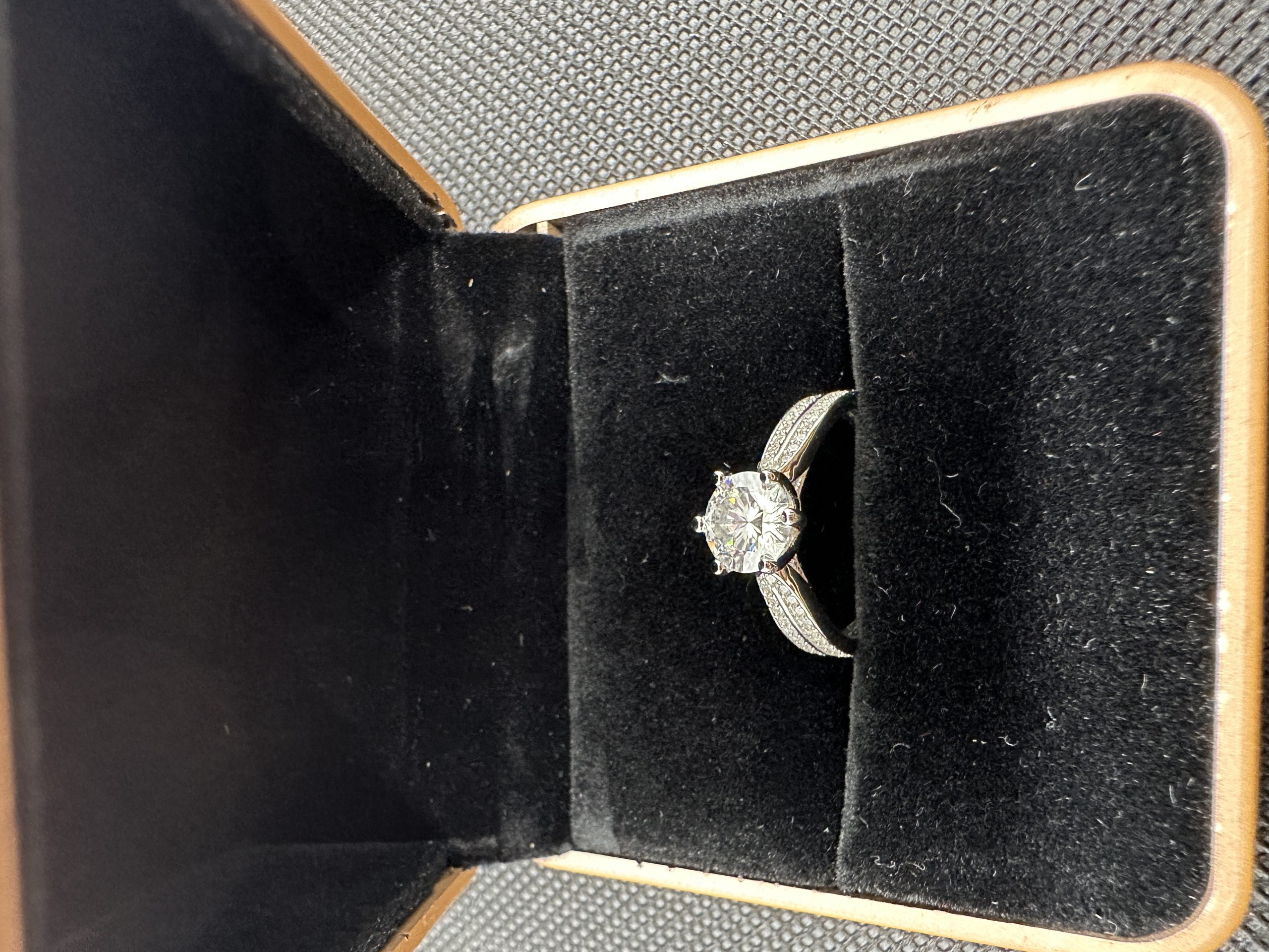 天然ダイヤモンド1.01ct Au750（せいぼせい）