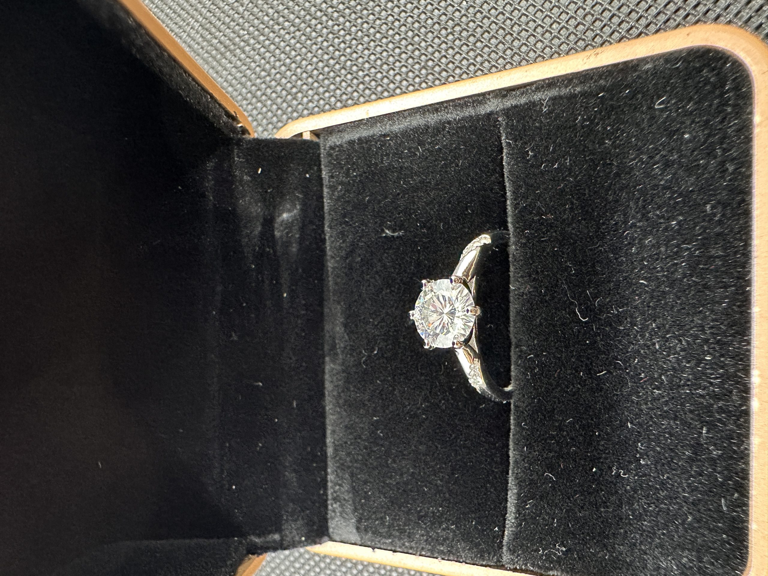 天然ダイヤモンド1.01ct Au750（いちょうのまい）